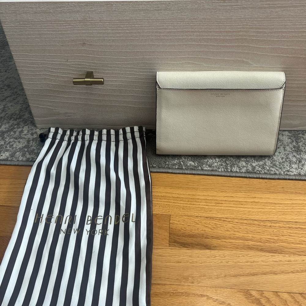 Pregnancy sale! Henri Bendel hand bag. Good condition!